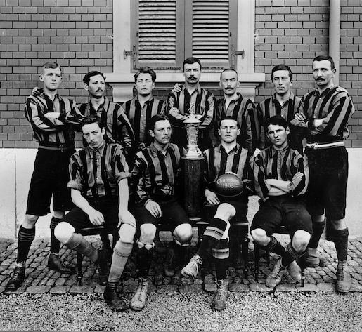  1903 gewinnen die Young Boys zum ersten Mal den Schweizer Meistertitel. Die Mannschaft posiert mit dem Pokal - Foto: © YB Museum 